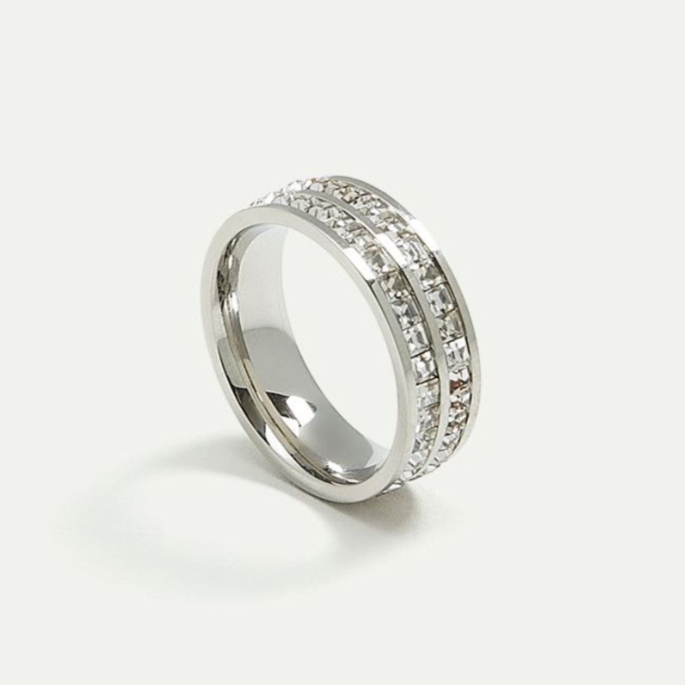 Reitmans large ring with encrusted stones size 7